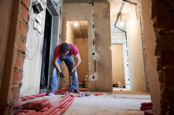 Encanador Jovem Vestindo Macacão Azul Luvas Instalando Sistema Aquecimento Radiante — Fotografia de Stock