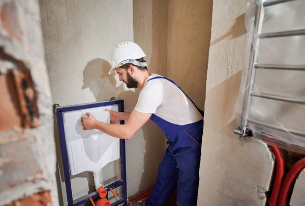 Encanador Masculino Macacão Trabalho Instalando Quadro Banheiro Escondido Banheiro Homem — Fotografia de Stock