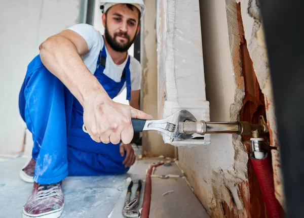 Homem Jovem Barbudo Macacão Trabalho Usando Chave Encanador Durante Instalação — Fotografia de Stock