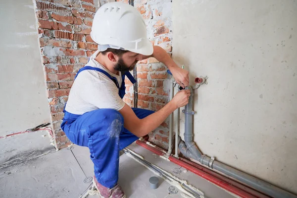 Hombre Casco Seguridad Tubería Agua Lubricante Para Reducir Fricción Proporcionar — Foto de Stock