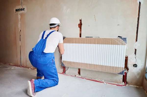 Viow Traseiro Encanador Vestindo Macacão Azul Capacete Branco Instalação Radiador — Fotografia de Stock