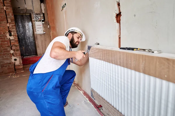 Encanador Jovem Vestindo Macacão Azul Capacete Branco Instalando Radiador Água — Fotografia de Stock