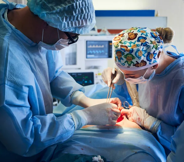 病院で整形手術を行う医師の閉鎖 外科医やアシスタントは 医療機器を使用して 患者の腹部から余分な脂肪を除去します 腹部形成術の概念 — ストック写真