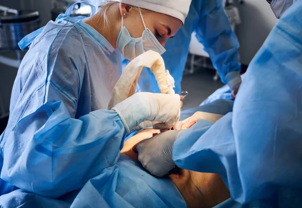 Médicos Farda Azul Realizando Operação Cirúrgica Sala Cirurgia Cirurgião Plástico — Fotografia de Stock