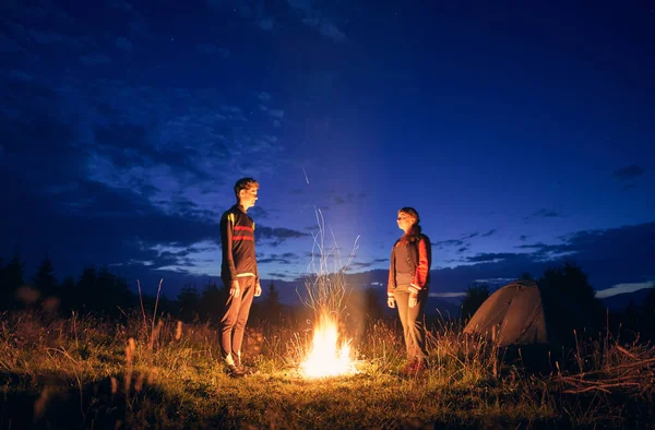 Instantâneos Horizontais Alguns Turistas Passando Tempo Juntos Acampamento Menino Menina — Fotografia de Stock