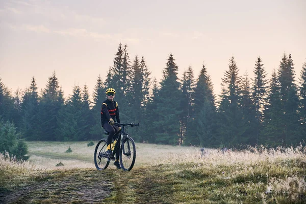 Ciclista Sesso Maschile Tuta Ciclabile Sella Alla Bicicletta Sentiero Montagna — Foto Stock