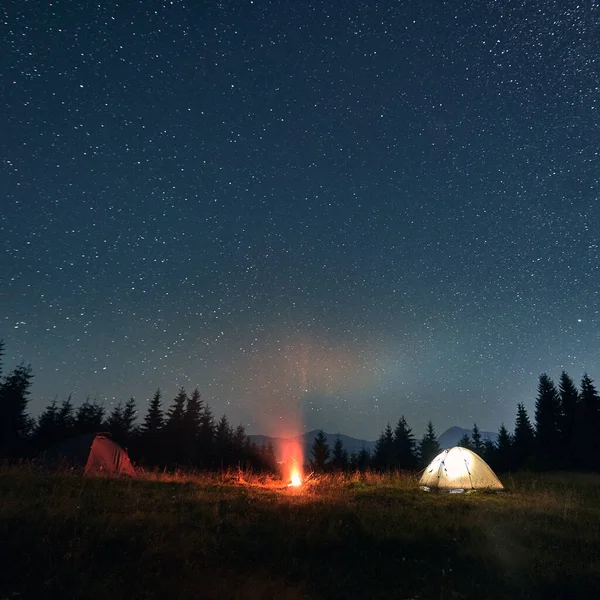Acampamento Noturno Sob Incrível Céu Estrelado Vista Ângulo Largo Bela — Fotografia de Stock