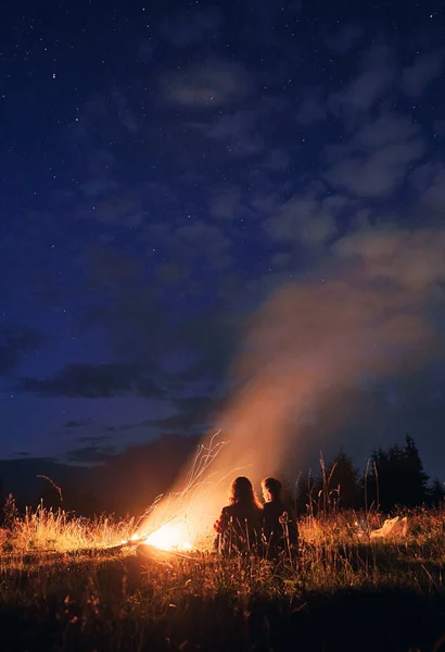 Bela Vista Céu Noturno Com Estrelas Sobre Colina Gramada Com — Fotografia de Stock