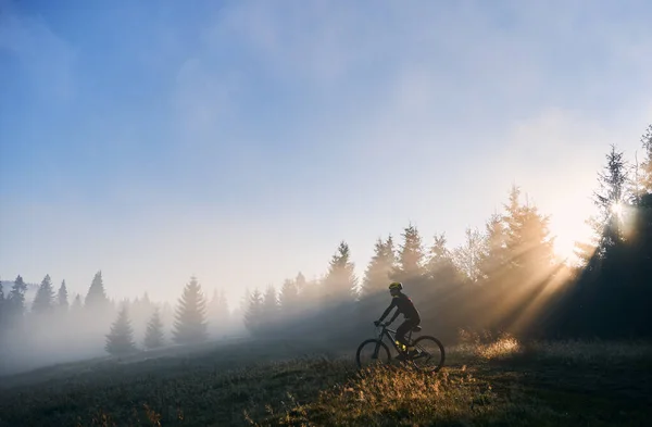 Vista Laterale Del Giovane Tuta Ciclismo Bicicletta Illuminato Dalla Luce — Foto Stock