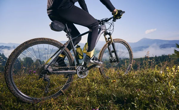 Közelkép Alacsony Látószögű Kerékpár Kerékpárral Ember Lábai Bicikliznek Nyáron Füvön — Stock Fotó