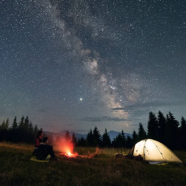 Nádherný Výhled Noční Hvězdnou Oblohu Nad Horským Údolím Osvětleným Táborovým — Stock fotografie