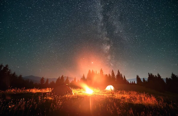 Nocny Kemping Pod Niesamowitym Gwiaździstym Niebem Drogą Mleczną Szeroki Kąt — Zdjęcie stockowe