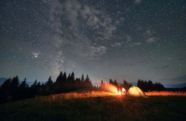 Вид Ночного Звездного Неба Над Холмом Освещенными Палатками Парочкой Костра — стоковое фото