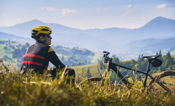 Fiatalember Biztonsági Sisakban Szemüvegben Fűben Bicikli Mellett Férfi Kerékpáros Pihenő — Stock Fotó