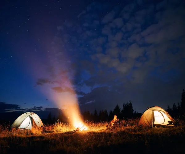 Prachtig Uitzicht Nachtelijke Hemel Met Sterren Met Verlichte Kamptenten Kampvuur — Stockfoto