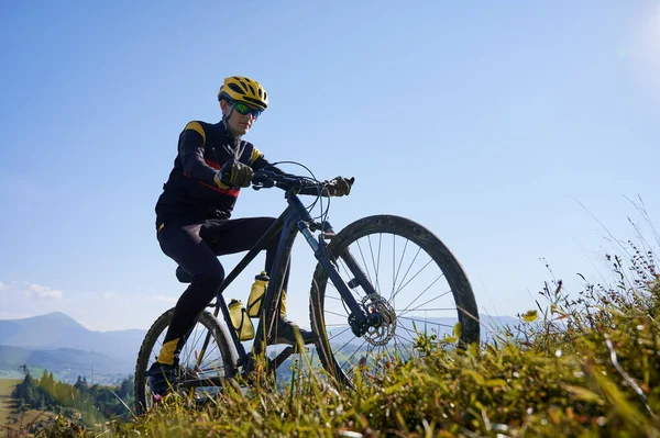 Biztonsági Sisakos Szemüveges Férfi Biciklizik Hegyen Napsütéses Napon Kék Égbolttal — Stock Fotó