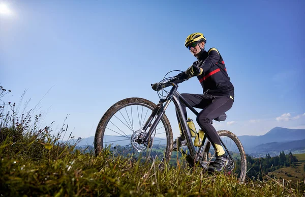 Fiatal Férfi Biztonsági Sisakban Szemüvegben Biciklizik Fel Hegyre Napsütéses Napon — Stock Fotó