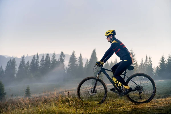 Vízszintes Kép Egy Biciklis Biciklizéséről Hegyekben Kora Reggel Oldalnézet Kerékpáros — Stock Fotó