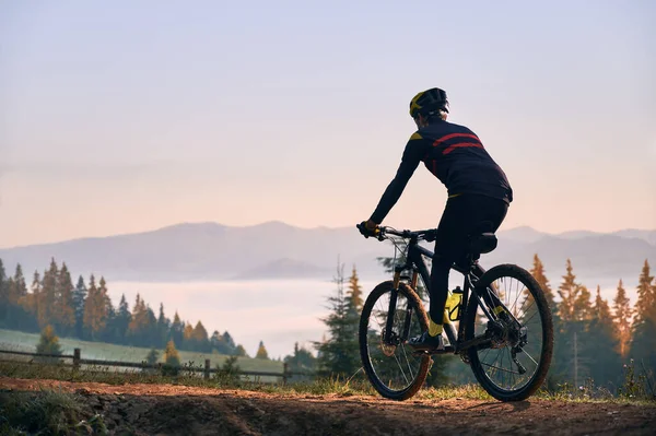 Silhouette Kerékpáros Kerékpár Tűlevelű Fák Dombok Háttérben Visszapillantás Férfi Kerékpáros — Stock Fotó