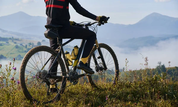 Közelkép Alacsony Látószögű Kerékpár Kerékpárral Ember Lábai Bicikliznek Nyáron Füvön — Stock Fotó
