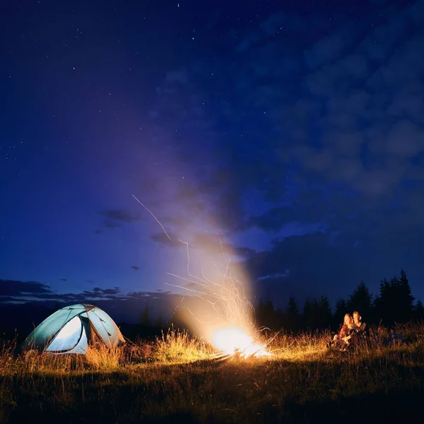 밤에는 구름이 캠프파이어 등산객들로 관광객들이 화톳불 근처에서 즐기고 있습니다 하이킹 — 스톡 사진
