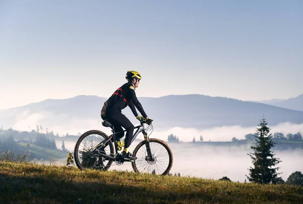 Vista Laterale Del Ciclista Tuta Ciclabile Bicicletta Sulla Collina Erbosa — Foto Stock