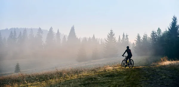 Man Fietser Zijn Fiets Bergen Vroege Mistige Ochtend Zonnestralen Krijgen — Stockfoto