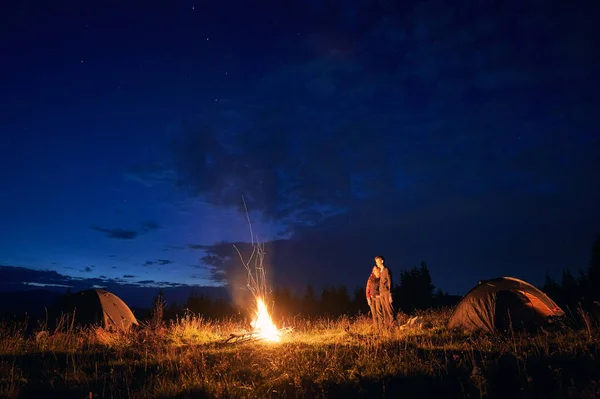 Magnifique Paysage Ciel Nuageux Nocturne Sur Une Colline Herbeuse Avec — Photo