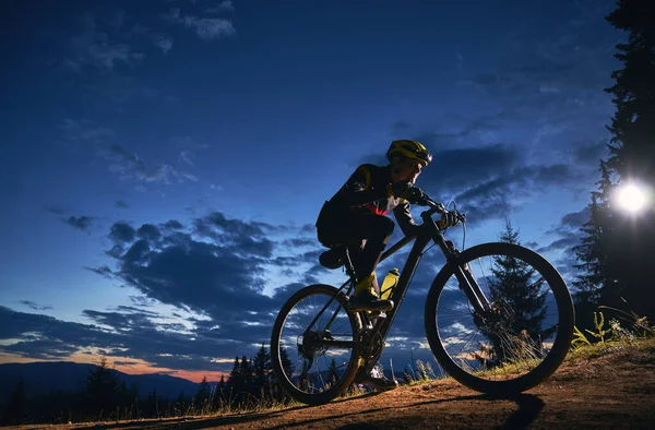 Νεαρός Άνδρας Ποδήλατο Κάτω Από Όμορφο Νυχτερινό Ουρανό Αρσενικό Ποδηλάτης — Φωτογραφία Αρχείου