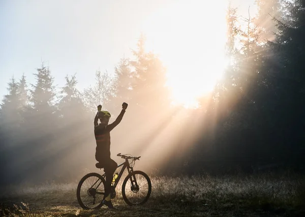 Visszapillantás Emberre Aki Biciklin Felemeli Kezét Miközben Reggeli Napfényt Nézi — Stock Fotó