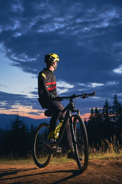 Bisiklet Takımlı Genç Adam Güzel Gece Gökyüzünün Altında Bisiklette Oturuyor — Stok fotoğraf