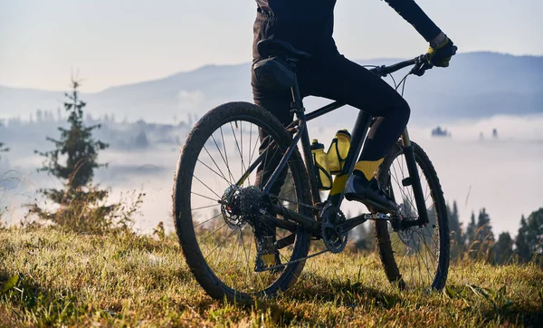 Kiszúrt Kilátás Kerékpáros Öltönyös Férfira Biciklizés Közben Füves Dombon Kilátás — Stock Fotó