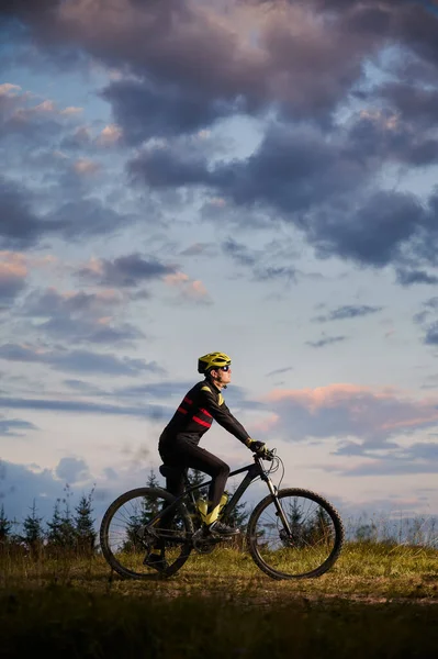 Κάθετη Φωτογραφία Του Ποδηλάτη Άνθρωπος Ιππασία Ποδήλατο Στο Ηλιοβασίλεμα Στα — Φωτογραφία Αρχείου