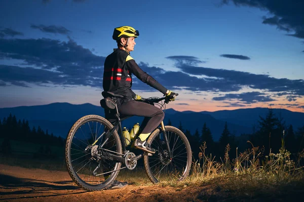Seitenansicht Eines Jungen Mannes Auf Dem Fahrrad Unter Blauem Nachthimmel — Stockfoto