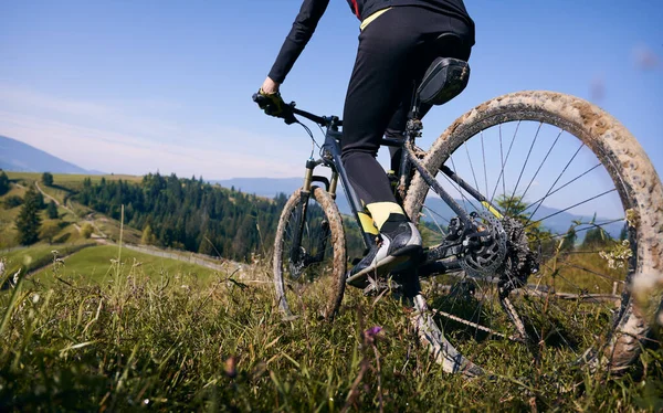 Close Lage Hoek Uitzicht Een Fiets Met Fietser Man Benen — Stockfoto