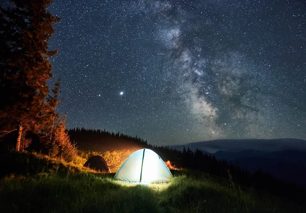 Dos Tiendas Campaña Turistas Una Las Cuales Brilla Luz Blanca — Foto de Stock