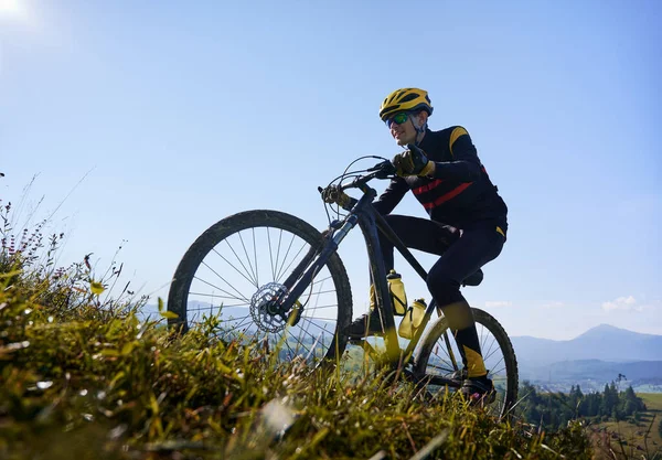 Mosolygó Ember Biztonsági Sisakban Szemüvegben Kerékpározik Felfelé Hegyen Napsütéses Napon — Stock Fotó