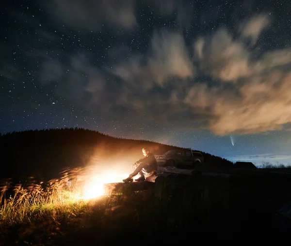Вид Ночного Звездного Неба Над Холмом Мужчиной Туристом Костра Человек — стоковое фото