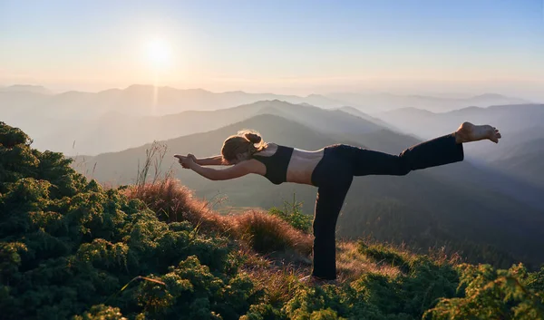 Vista Laterale Della Donna Che Pratica Yoga Posa Volare All — Foto Stock