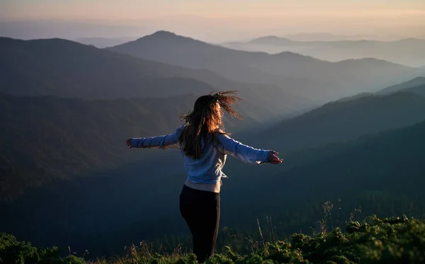 若いスリムな女性は山の中で新鮮な空気と美しさの性質を楽しんでいます 自然との自由と調和の概念 — ストック写真