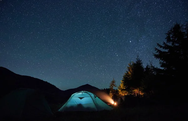 Bela Vista Céu Estrelado Noite Sobre Colina Gramada Com Tendas — Fotografia de Stock