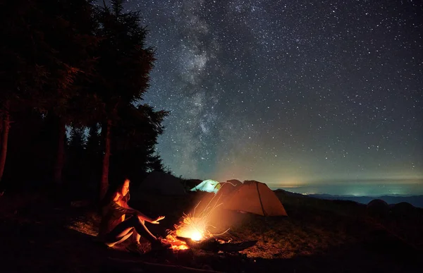 Piękny Widok Nocnego Gwiaździstego Nieba Nad Trawiastym Wzgórzem Podświetlanymi Namiotami — Zdjęcie stockowe