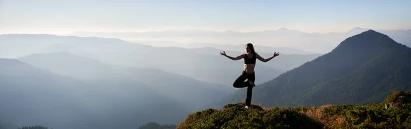 Deportiva Joven Hermosa Haciendo Meditación Una Pierna Aire Libre Montañas —  Fotos de Stock