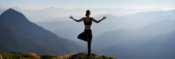 Vista Posterior Joven Mujer Realizando Postura Yoga Colina Cubierta Hierba — Foto de Stock