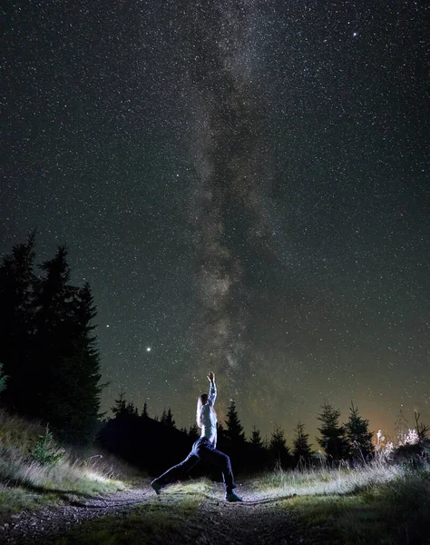 Comprimento Total Jovem Fazendo Exercício Nas Montanhas Sob Céu Noturno — Fotografia de Stock