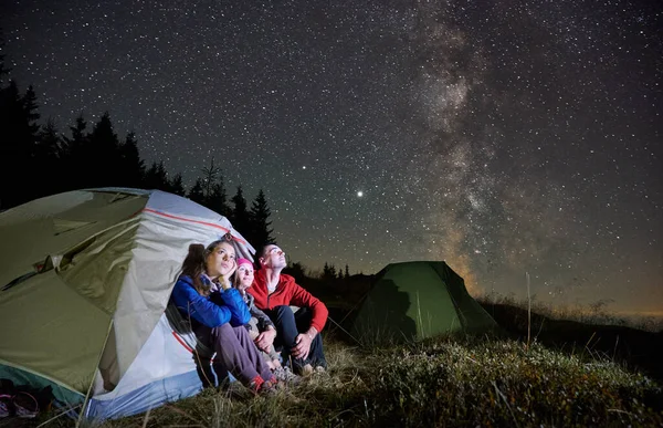 하이킹을 사람들은 아름다운 밤하늘 천막에 있습니다 여행자들은 천막생활을 은하수를 마법의 — 스톡 사진