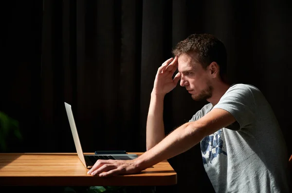 Vista Lateral Homem Bonito Jovem Pensativo Que Trabalha Estuda Com — Fotografia de Stock