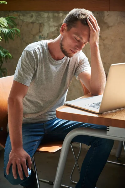 Jovem Homem Frustrado Camiseta Cinza Sentado Laptop Pensando Trabalho Conceito — Fotografia de Stock