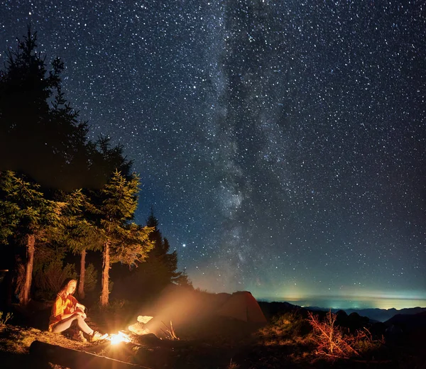 Jovem Tendo Descanso Perto Floresta Noite Feminino Está Relaxando Perto — Fotografia de Stock