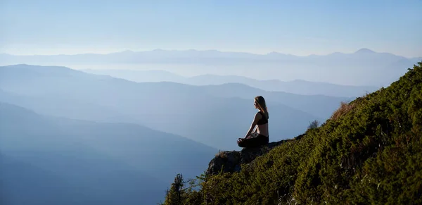 Panoramablick Fit Junge Frau Sitzt Auf Einem Grasbewachsenen Hügel Lotusposition — Stockfoto